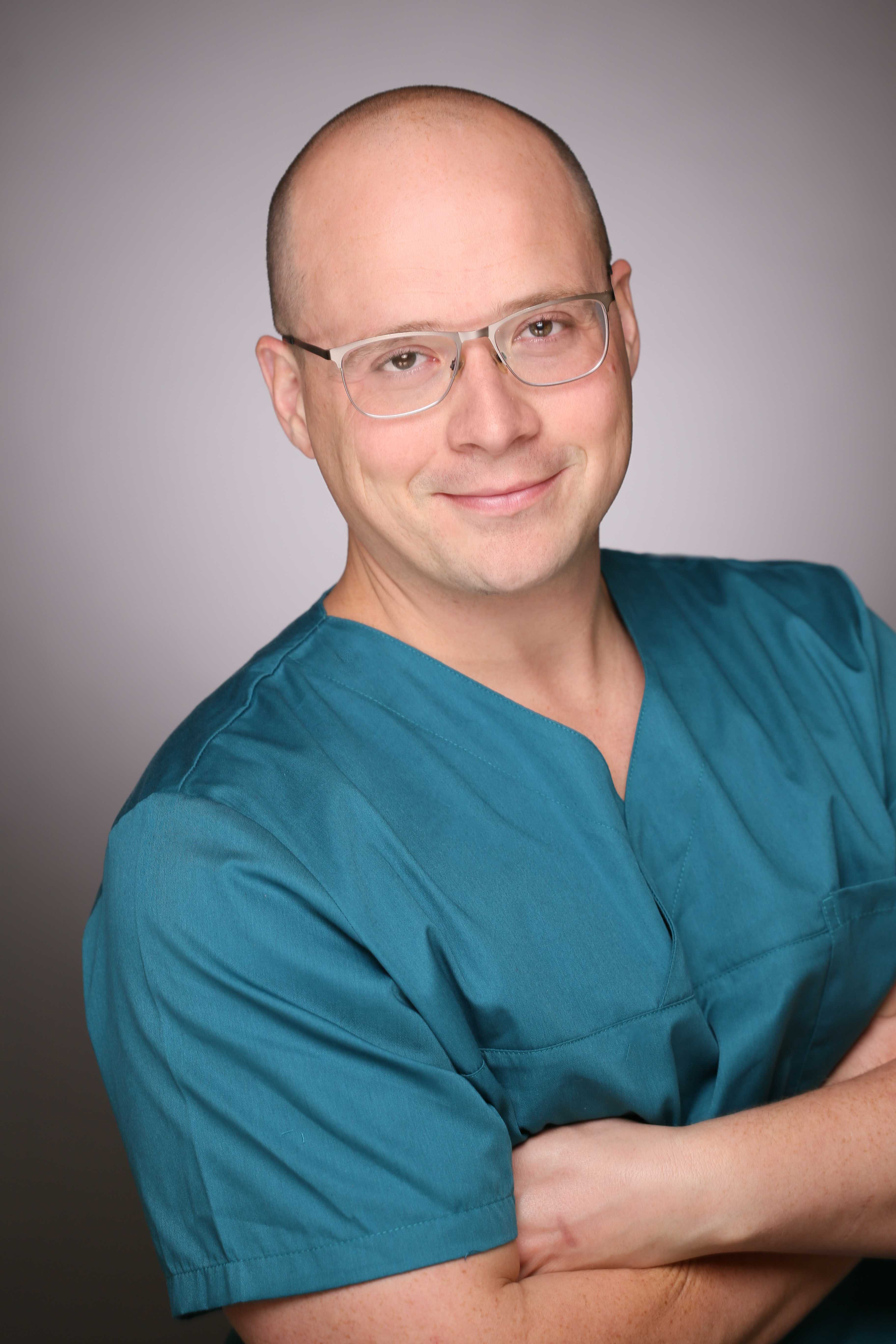 Dr. VIKTOR SICHWARDT M.Sc. Parodontologie & Implantologie